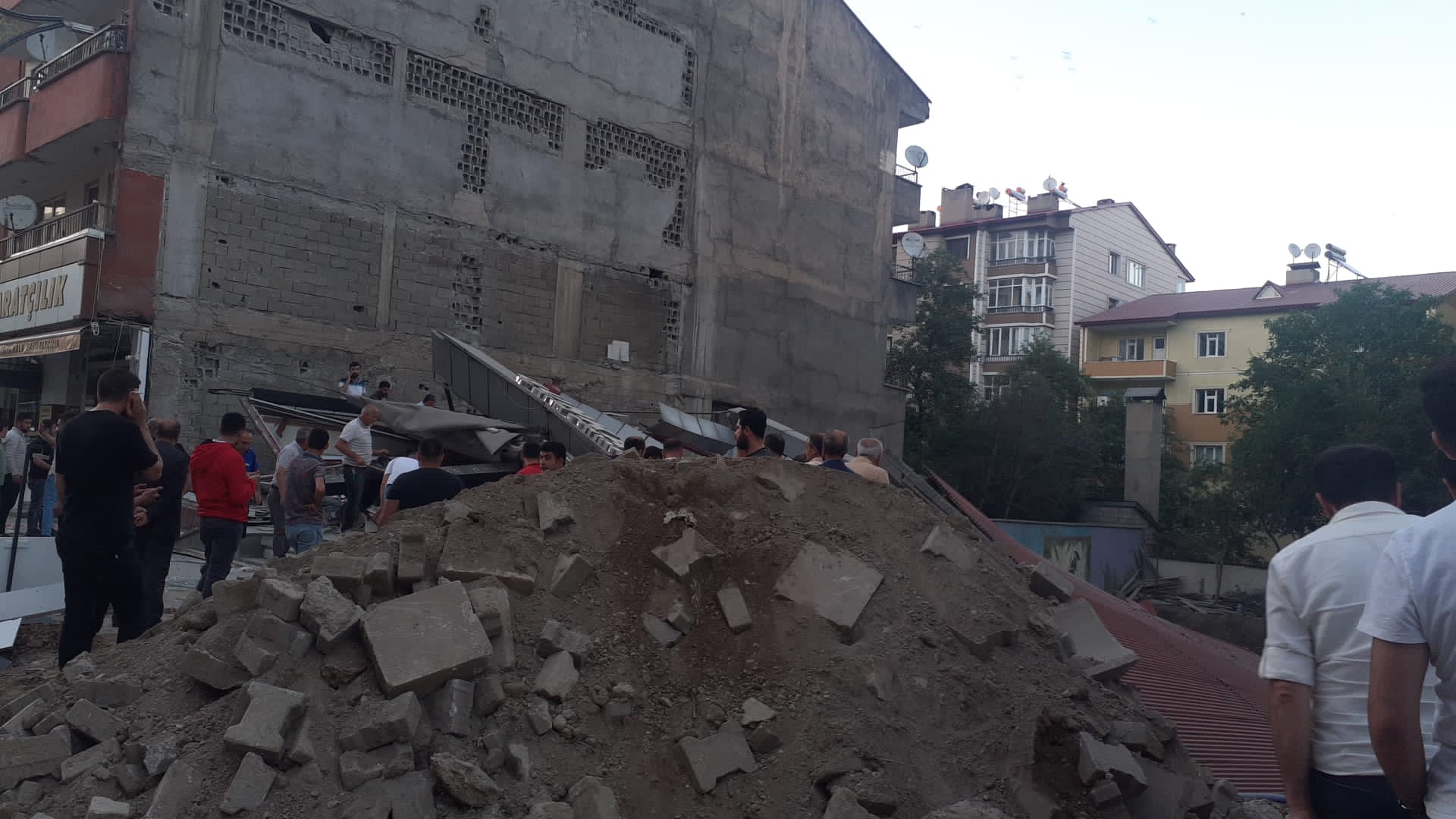 Tatvan’da hasar gören bina böyle çöktü